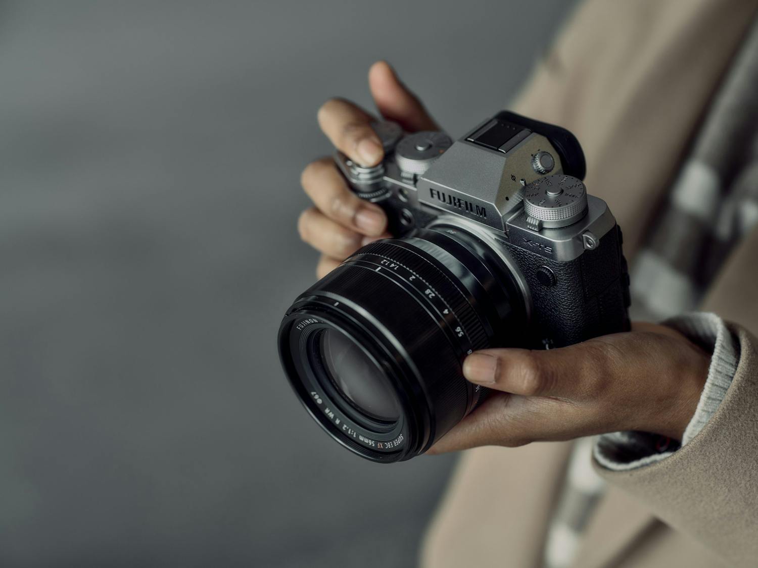 fotograf med kamera i haender RZEwg Järjestelmäkamera kuvaajan käsissä.